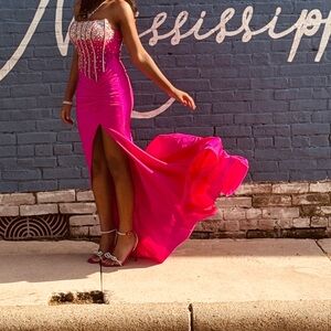 Portia & Scarlett
Spring 2025 collection
Elegant Pink Strapless Dress